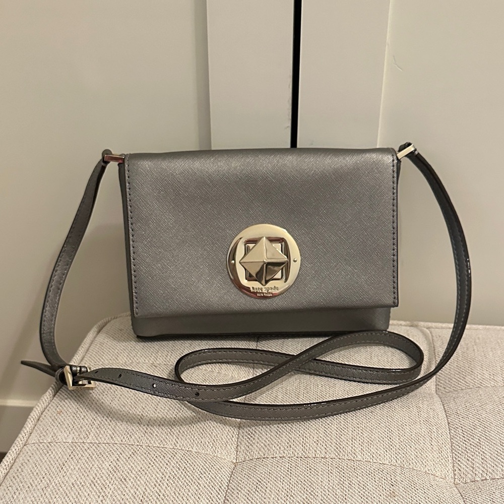 Kate Spade NY Newbury Lane Metallic Gray Gold Turn Lock Crossbody Bag Elegant